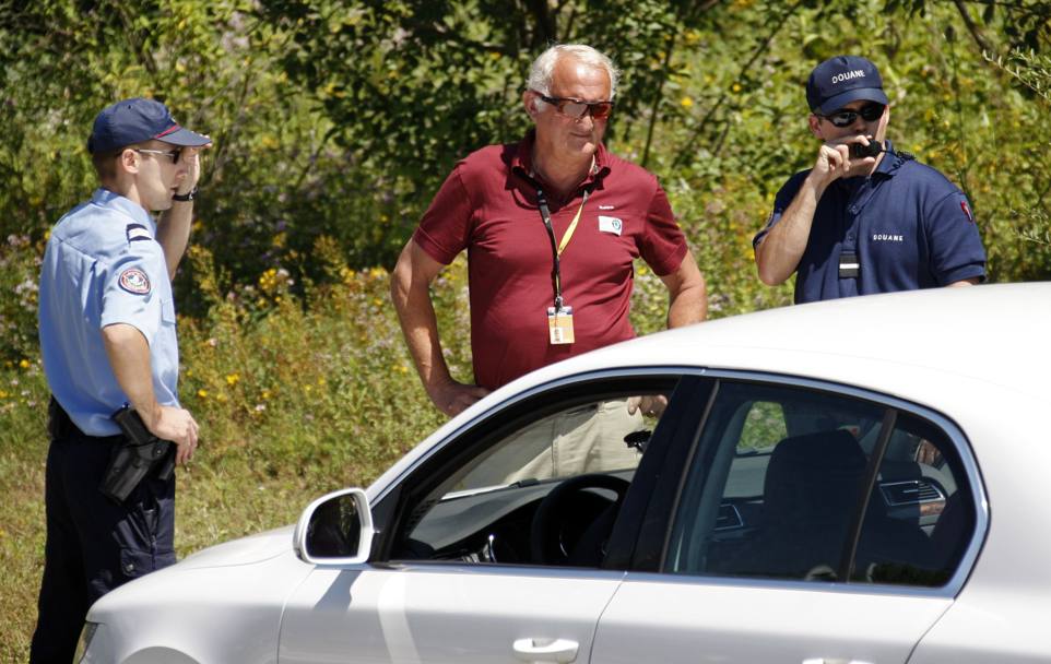 Tour de France 2008. Jonny Schleck, padre di Andy e Frank viene fermato dalla Gendarmerie nell&#39;ambito di un&#39;indagine antidoping durante la 18esima tappa. Reuters
